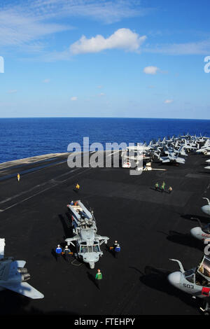 Mittelmeer (28. Oktober 2014) Segler bewegen ein MH-60 s Sea Hawk, an der "Dreizack" der Hubschrauber Meer bekämpfen Squadron (HSC) 9, auf Flugdeck des Flugzeugträgers USS George H.W. Bush (CVN-77) befestigt. George H.W. Bush, in Norfolk, Virginia, Gridley führt Marinebetriebe in den USA 6. Flotte Bereich der Maßnahmen zur Erhöhung der Sicherheit der Vereinigten Staaten in Europa interessiert. Stockfoto