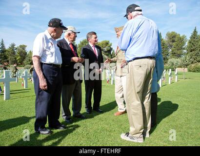 DRAGUIGNAN, Frankreich (16. August 2013) – Charles Rivkin, Center, Botschafter der Vereinigten Staaten, Frankreich und Monaco, spricht mit Kriegsveteranen vor einer Zeremonie am Rhone amerikanischen Friedhof zu Ehren des 69.-Jahr-Feier der Alliierten Landung in der Provence während des zweiten Weltkriegs. Dieser Besuch dient dazu, die USA weiterhin 6. Flotte Bemühungen, global maritime Partnerschaften mit europäischen Nationen aufzubauen und maritime und die Sicherheit verbessern. Stockfoto