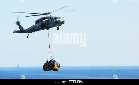 Mittelmeer (28. Oktober 2014) ein MH-60 s Sea Hawk, befestigt an der "Dreizack" der Hubschrauber Meer bekämpfen Squadron (HSC) 9, Transporte Fracht auf dem Flugdeck des Flugzeugträgers USS George H.W. Bush (CVN-77). George H.W. Bush, in Norfolk, Virginia, Gridley führt Marinebetriebe in den USA 6. Flotte Bereich der Maßnahmen zur Erhöhung der Sicherheit der Vereinigten Staaten in Europa interessiert. Stockfoto