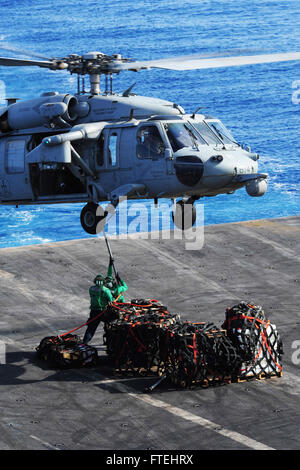 Mittelmeer (28. Oktober 2014) Segler beigefügt Fracht ein MH-60 s Sea Hawk, an der "Dreizack" der Hubschrauber Meer bekämpfen Squadron (HSC) 9, auf dem Flugdeck des Flugzeugträgers USS George H.W. Bush (CVN-77) befestigt. George H.W. Bush, in Norfolk, Virginia, Gridley führt Marinebetriebe in den USA 6. Flotte Bereich der Maßnahmen zur Erhöhung der Sicherheit der Vereinigten Staaten in Europa interessiert. Stockfoto