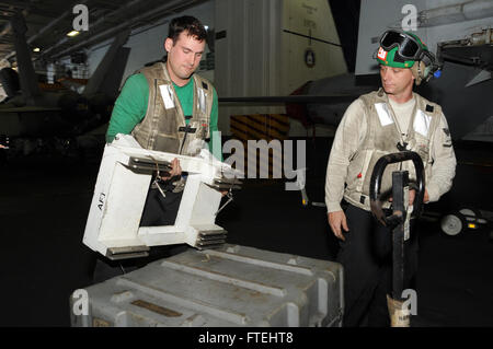 Mittelmeer (28. Oktober 2014) Luftfahrt Elektroniker / 3. Klasse Birkett Bilderback, von Eau Claire, Wisconsin., rechts, und Air Traffic Controller Airman Keith Taylor, aus Ashland, Mo., bewegen Ausrüstung an Bord des Flugzeugträgers USS George H.W. Bush (CVN-77). George H.W. Bush, in Norfolk, Virginia, Gridley führt Marinebetriebe in den USA 6. Flotte Bereich der Maßnahmen zur Erhöhung der US-nationalen Sicherheitsinteressen in Europa. Stockfoto