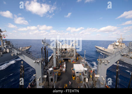 Mittelmeer (28. Oktober 2014) – die Arleigh-Burke-Klasse Zerstörer USS Seezielflugkörper (DDG-103), links, und der Ticonderoga-Klasse geführt Raketenkreuzer Philippinensee (CG-58), Recht, Drüse der Flotte Nachschub Öler USNS Leroy Grumman (T-AO 195) während einer laufenden Nachschub auf See. Grumman, der Military Sealift Command Mittelmeer-Pflicht-Öler ist nach vorne in die USA eingesetzt 6. Flotte Bereich der Maßnahmen zur Erhöhung der nationalen Sicherheit Interessen in Europa und Afrika. Stockfoto