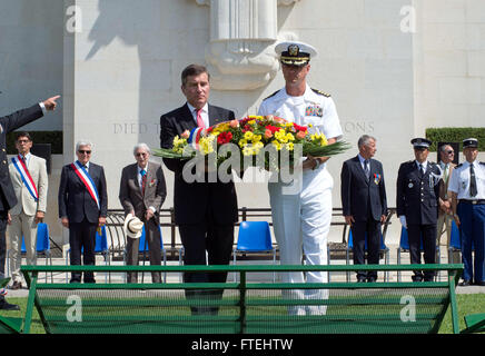 DRAGUIGNAN, Frankreich (16. August 2013) – Charles Rivkin, links, Botschafter der Vereinigten Staaten, Frankreich und Monaco und Captain Craig Clapperton, USS Mount Whitney (LCC-20) Kommandierender Offizier, legen einen Kranz im Rahmen einer Feierstunde am Rhone amerikanischen Friedhof zu Ehren des 69.-Jahr-Feier der Alliierten Landung in der Provence während des zweiten Weltkriegs. Dieser Besuch dient dazu, die USA weiterhin 6. Flotte Bemühungen, global maritime Partnerschaften mit europäischen Nationen aufzubauen und maritime und die Sicherheit verbessern. Stockfoto