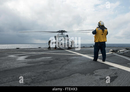 MEDITERRANEAN SEA (29. Oktober 2014) – Marion Malley signalisiert einen MH-60 s Sea Hawk-Hubschrauber, die Ghostriders von Meer bekämpfen Hubschrauberstaffel (HSC 28), Abteilung 1 zugewiesen, an Bord der 6. Flotte Kommando- und Schiff USS Whitney (LCC-20). Mount Whitney ist Durchführung von Seeoperationen mit Verbündeten und Partnern in den USA 6. Flotte Tätigkeitsbereich um Sicherheit und Stabilität in Europa voranzubringen. Stockfoto