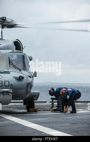 MEDITERRANEAN SEA (29. Oktober 2014) – Flug Decksmannschaft bereiten einen MH-60 s Sea Hawk-Hubschrauber, die Ghostriders von Meer bekämpfen Hubschrauberstaffel (HSC 28), Abteilung 1, an Bord der USA zugewiesen 6. Flottenkommando und Kontrolle Schiff USS Whitney (LCC-20) für Lift off. Mount Whitney ist Durchführung von Seeoperationen mit Verbündeten und Partnern in den USA 6. Flotte Tätigkeitsbereich um Sicherheit und Stabilität in Europa voranzubringen. Stockfoto