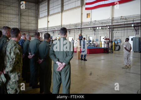 SIGONELLA, Sizilien (29. Oktober 2014) Admiral Mark Ferguson, Kommandeur der US Naval Forces Europe-Africa, spricht mit Matrosen, Marines und Soldaten während eines All-Hands-Anrufs an Bord Naval Air Station (NAS) Sigonella, Okt. 29.  Ferguson dankte Segler für ihre Beiträge für die NATO und US Naval Forces Europe-Africa Mission. Stockfoto