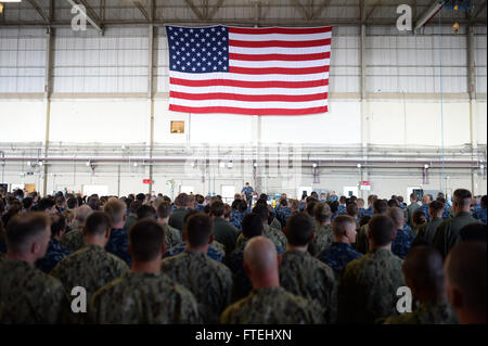 SIGONELLA, Sizilien (29. Oktober 2014) Admiral Mark Ferguson, Kommandeur der US Naval Forces Europe-Africa, spricht mit Matrosen, Marines und Soldaten während eines All-Hands-Anrufs an Bord Naval Air Station (NAS) Sigonella, Okt. 29.  Ferguson dankte Segler für ihre Beiträge für die NATO und US Naval Forces Europe-Africa Mission. Stockfoto