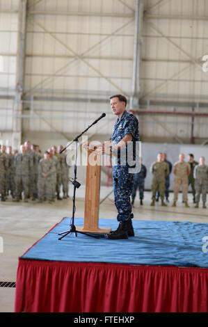 SIGONELLA, Sizilien (29. Oktober 2014) Admiral Mark Ferguson, Kommandeur der US Naval Forces Europe-Africa, spricht mit Matrosen, Marines und Soldaten während eines All-Hands-Anrufs an Bord Naval Air Station (NAS) Sigonella, Okt. 29.  Ferguson dankte Segler für ihre Beiträge für die NATO und US Naval Forces Europe-Africa Mission. Stockfoto