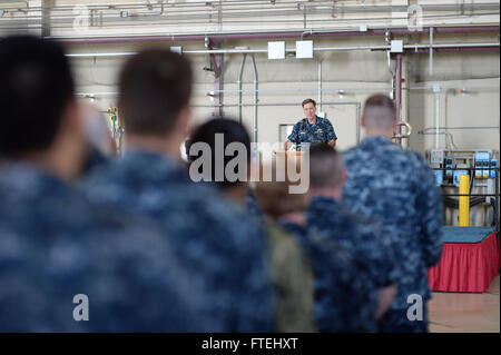 SIGONELLA, Sizilien (29. Oktober 2014) Admiral Mark Ferguson, Kommandeur der US Naval Forces Europe-Africa, spricht mit Matrosen, Marines und Soldaten während eines All-Hands-Anrufs an Bord Naval Air Station (NAS) Sigonella, Okt. 29.  Ferguson dankte Segler für ihre Beiträge für die NATO und US Naval Forces Europe-Africa Mission. Stockfoto