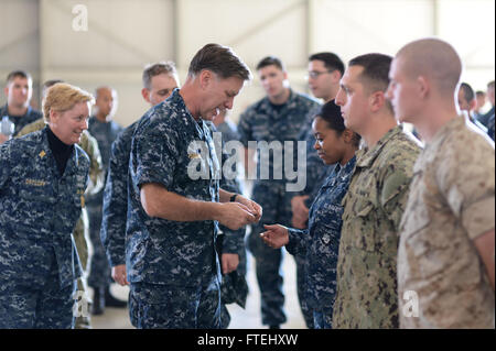 SIGONELLA, Sizilien (29. Oktober 2014) Admiral Mark Ferguson, Kommandeur der US Naval Forces Europe-Africa, stellt eine Herausforderungsmünze einem Seemann während eines All-Hands-Anrufs an Bord Naval Air Station (NAS) Sigonella, Okt. 29.  Ferguson dankte Segler für ihre Beiträge für die NATO und US Naval Forces Europe-Africa Mission. Stockfoto