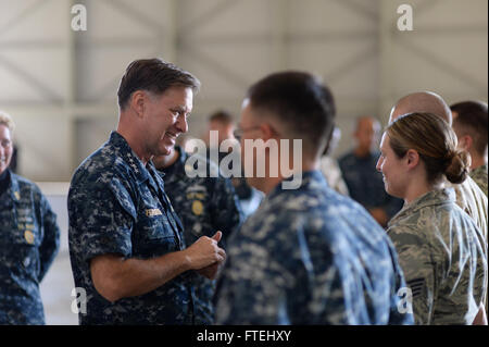 SIGONELLA, Sizilien (29. Oktober 2014) Admiral Mark Ferguson, Kommandeur der US Naval Forces Europe-Africa, spricht ein Flieger während eines All-Hands-Anrufs an Bord Naval Air Station (NAS) Sigonella, Okt. 29.  Ferguson dankte Segler für ihre Beiträge für die NATO und US Naval Forces Europe-Africa Mission. Stockfoto