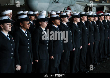 Mittelmeer (30. Oktober 2014) Segler stehen in Reihen für eine einheitliche Inspektion an Bord des Flugzeugträgers USS George H.W. Bush (CVN-77). George H.W. Bush, in Norfolk, Virginia, Gridley führt Marinebetriebe in den USA 6. Flotte Bereich der Maßnahmen zur Erhöhung der Sicherheit der Vereinigten Staaten in Europa interessiert. Stockfoto