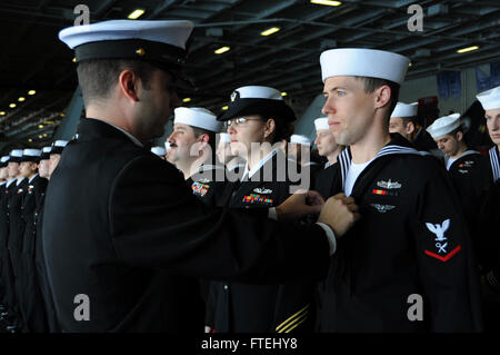 Mittelmeer (30. Oktober 2014) Segler führen ein Kleid blau einheitliche Serviceinspektion an Bord des Flugzeugträgers USS George H.W. Bush (CVN-77). George H.W. Bush, in Norfolk, Virginia, Gridley führt Marinebetriebe in den USA 6. Flotte Bereich der Maßnahmen zur Erhöhung der Sicherheit der Vereinigten Staaten in Europa interessiert. Stockfoto