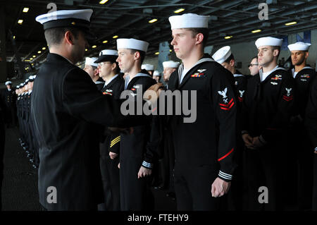 Mittelmeer (30. Oktober 2014) Segler führen ein Kleid blau einheitliche Serviceinspektion an Bord des Flugzeugträgers USS George H.W. Bush (CVN-77). George H.W. Bush, in Norfolk, Virginia, Gridley führt Marinebetriebe in den USA 6. Flotte Bereich der Maßnahmen zur Erhöhung der Sicherheit der Vereinigten Staaten in Europa interessiert. Stockfoto