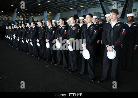 Mittelmeer (30. Oktober 2014) Segler führen ein Kleid blau einheitliche Serviceinspektion an Bord des Flugzeugträgers USS George H.W. Bush (CVN-77). George H.W. Bush, in Norfolk, Virginia, Gridley führt Marinebetriebe in den USA 6. Flotte Bereich der Maßnahmen zur Erhöhung der Sicherheit der Vereinigten Staaten in Europa interessiert. Stockfoto