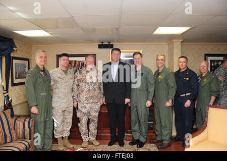 MEDITERRANEAN SEA (30. Oktober 2014)) von links nach rechts, Kapitän Daniel Cheever, befehlshabender Offizier Träger Luftgruppe (CVW) 8; Lt. j.g. Raimonds Graube lettischen Chef der Verteidigung; Lt. CMdR Philip Antekeir (US); Raimonds Vejonis, Lettisch-Chef der Verteidigung; Admiral Mark Ferguson, Kommandeur der US Naval Forces Europa-Afrika, Captain Andrew Loiselle, Kommandierender Offizier USS George H.W. Bush (CVN-77); Captain Robert Bodvake, Commodore Zerstörer Geschwader (DESRON) 22; und Rear Admiral DeWolfe Miller III, Kommandant der Carrier Strike Group (CSG) 2, Pose für einen Fototermin mit einem unterscheiden vi Stockfoto