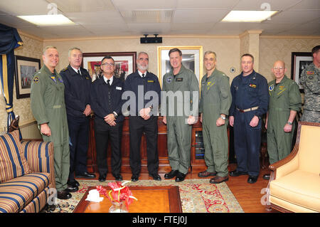 Mittelmeer (30. Oktober 2014) von links nach rechts, Kapitän Daniel Cheever, befehlshabender Offizier Träger Luftgruppe (CVW) 8; Commander Tom Kierstead (US); Major General Jerzy Michalowski, Polnisch stellvertretender Kommandeur, General Forces Command; Maciej Jankowski, polnische Unterstaatssekretär des Polen; Admiral Mark Ferguson, Kommandeur der US Naval Forces Europe-Africa; Captain Andrew Loiselle, befehlshabender Offizier USS George H.W. Bush (CVN-77); Captain Robert Bodvake, Commodore Zerstörer Geschwader (DESRON) 22; und Rear Admiral DeWolfe Miller III Kommandant der Carrier Strike Group (CSG) 2, posieren für ein Foto davon Stockfoto