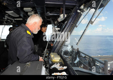 Mittelmeer (30. Oktober 2014) Distinguished Besucher aus verschiedenen baltischen Nationen tour der Flugzeugträger USS George H.W. Bush (CVN-77). George H.W. Bush, in Norfolk, Virginia, Gridley führt Marinebetriebe in den USA 6. Flotte Bereich der Maßnahmen zur Erhöhung der Sicherheit der Vereinigten Staaten in Europa interessiert. Stockfoto