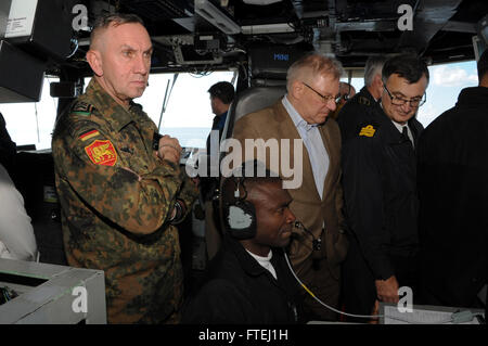 Mittelmeer (30. Oktober 2014) Distinguished Besucher aus verschiedenen baltischen Nationen tour der Flugzeugträger USS George H.W. Bush (CVN-77). George H.W. Bush, in Norfolk, Virginia, Gridley führt Marinebetriebe in den USA 6. Flotte Bereich der Maßnahmen zur Erhöhung der Sicherheit der Vereinigten Staaten in Europa interessiert. Stockfoto