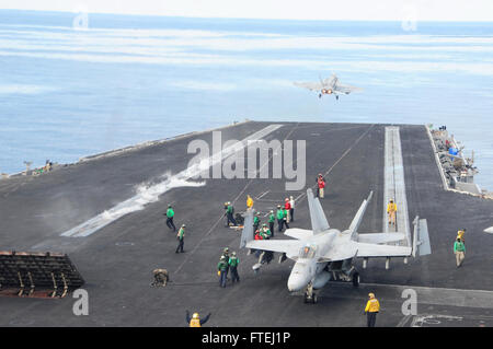 Mittelmeer (30. Oktober 2014) eine F/A - 18 C Hornet, angeschlossen an die "Valions" des Strike Fighter Squadron (VFA) 15, startet aus dem Flugdeck des Flugzeugträgers USS George H.W. Bush (CVN-77). George H.W. Bush, in Norfolk, Virginia, Gridley führt Marinebetriebe in den USA 6. Flotte Bereich der Maßnahmen zur Erhöhung der Sicherheit der Vereinigten Staaten in Europa interessiert. Stockfoto