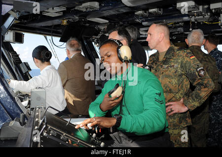 Mittelmeer (30. Oktober 2014) Distinguished Besucher aus verschiedenen baltischen Nationen tour der Flugzeugträger USS George H.W. Bush (CVN-77). George H.W. Bush, in Norfolk, Virginia, Gridley führt Marinebetriebe in den USA 6. Flotte Bereich der Maßnahmen zur Erhöhung der Sicherheit der Vereinigten Staaten in Europa interessiert. Stockfoto