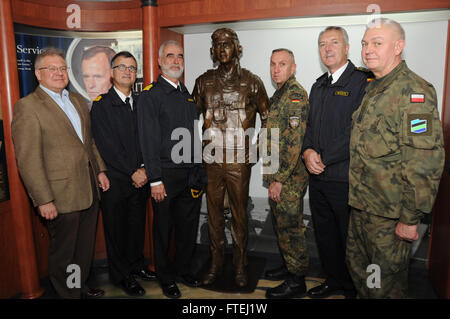 Mittelmeer (30. Oktober 2014) Distinguished Besucher aus verschiedenen baltischen Nationen tour der Flugzeugträger USS George H.W. Bush (CVN-77). George H.W. Bush, in Norfolk, Virginia, Gridley führt Marinebetriebe in den USA 6. Flotte Bereich der Maßnahmen zur Erhöhung der Sicherheit der Vereinigten Staaten in Europa interessiert. Stockfoto