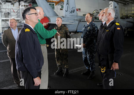 Mittelmeer (30. Oktober 2014) Distinguished Besucher aus verschiedenen baltischen Nationen tour der Flugzeugträger USS George H.W. Bush (CVN-77). George H.W. Bush, in Norfolk, Virginia, Gridley führt Marinebetriebe in den USA 6. Flotte Bereich der Maßnahmen zur Erhöhung der Sicherheit der Vereinigten Staaten in Europa interessiert. Stockfoto