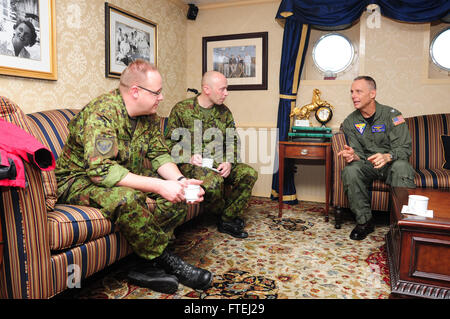 Mittelmeer (30. Oktober 2014) Estnisch Chief Military Intelligence Oberstleutnant Kaupo Rosin, links, und Estnisch Lagerhilfe Defense Force Commander Master Sgt. Rando Randeever, Center, sprechen Sie mit Kapitän Daniel Cheever, Kommandierender Offizier der Carrier Air Wing (CVW) 8, an Bord des Flugzeugträgers USS George H.W. Bush (CVN-77). George H.W. Bush, in Norfolk, Virginia, Gridley führt Marinebetriebe in den USA 6. Flotte Bereich der Maßnahmen zur Erhöhung der Sicherheit der Vereinigten Staaten interessiert in Europa Stockfoto