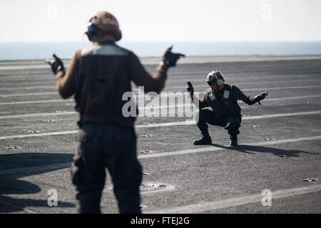 Mittelmeer (31. Oktober 2014) Luftfahrt strukturelle Mechaniker Flieger London Olan, aus Toledo, Ohio, verließ und Flieger Ian Torres aus Sacramento, Kalifornien, stehen als Sicherheit Beobachter einer F/A - 18 C Hornet, angebracht zu den "Golden Warriors" des Strike Fighter Squadron (VFA) 87, führt eine low-Power-Wende auf dem Flugdeck des Flugzeugträgers USS George H.W. Bush (CVN-77). George H.W. Bush, in Norfolk, Virginia, Gridley führt Marinebetriebe in den USA 6. Flotte Bereich der Maßnahmen zur Erhöhung der Sicherheit der Vereinigten Staaten in Europa interessiert. Stockfoto