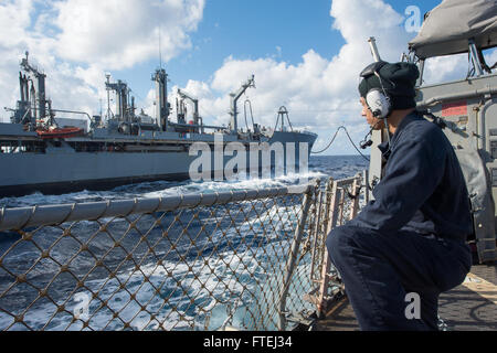 MEDITERRANEAN SEA (31. Oktober 2014) – steht Operations Specialist Seemann Jose Gonzalez die achtern Suche Uhr an Bord der Arleigh-Burke-Klasse geführte Flugkörper Zerstörer USS Cole (DDG-67) während ein Nachschub auf dem Meer mit den Military Sealift Command Flotte Nachschub Öler USNS Leroy Grumman (T-AO-195). Cole, in Norfolk, Virginia, Gridley führt Marinebetriebe in den USA 6. Flotte Bereich der Maßnahmen zur Erhöhung der Sicherheit der Vereinigten Staaten in Europa interessiert. Stockfoto