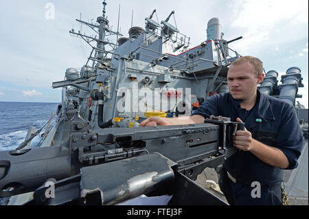 MEDITERRANEAN SEA (1. November 2014) – des Kanoniers Mate Seemann James Lumbley testet den Ladevorgang Griff ein 50-Kaliber Maschinengewehr als Teil einer geplanten Wartung Prüfung an Bord der Arleigh-Burke-Klasse geführte Flugkörper Zerstörer USS Cole (DDG-67). Cole, in Norfolk, Virginia, Gridley führt Marinebetriebe in den USA 6. Flotte Bereich der Maßnahmen zur Erhöhung der Sicherheit der Vereinigten Staaten in Europa interessiert. Stockfoto