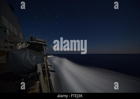 Mittelmeer (3. November 2014) - der Backbordseite der Arleigh-Burke-Klasse geführte Flugkörper Zerstörer USS Ross (DDG 71) in der Nacht am 1. November. Ross, in Rota, Spanien, Gridley führt Marinebetriebe in den USA 6. Flotte Bereich der Maßnahmen zur Erhöhung der US-nationalen Sicherheitsinteressen in Europa. Stockfoto