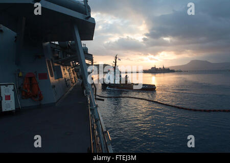 SOUDA BAY, Griechenland (3. November 2014) - nähert sich ein Schlepper die Arleigh-Burke-Klasse geführte Flugkörper Zerstörer USS Ross (DDG 71) um sie außerhalb des Hafens in der Bucht von Souda, Griechenland zu führen. Ross, in Rota, Spanien, Gridley führt Marinebetriebe in den USA 6. Flotte Bereich der Maßnahmen zur Erhöhung der US-nationalen Sicherheitsinteressen in Europa. Stockfoto