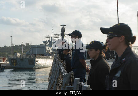 SOUDA BAY, Griechenland (3. November 2014) - Mann Matrosen die Schienen an Bord der Arleigh-Burke-Klasse geführte Flugkörper Zerstörer USS Ross (DDG 71) vor der Abreise Bucht von Souda, Griechenland. Ross, in Rota, Spanien, Gridley führt Marinebetriebe in den USA 6. Flotte Bereich der Maßnahmen zur Erhöhung der US-nationalen Sicherheitsinteressen in Europa. Stockfoto