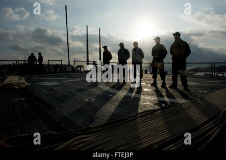 SOUDA BAY, Griechenland (3. November 2014) - Segler an Bord der Arleigh-Burke-Klasse geführte Flugkörper Zerstörer USS Ross (DDG 71) bereiten Souda-Bucht, Griechenland zu verlassen. Ross, in Rota, Spanien, Gridley führt Marinebetriebe in den USA 6. Flotte Bereich der Maßnahmen zur Erhöhung der US-nationalen Sicherheitsinteressen in Europa. Stockfoto