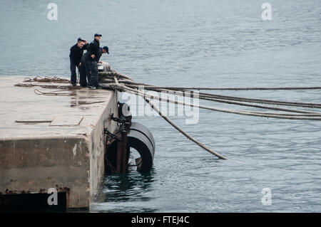 MARSEILLE, Frankreich (4. November 2014) Segler lösen Liegeplatz Linien von der Seebrücke entfernt, als der Flugzeugträger USS George H.W. Bush (CVN-77) bereitet in Gang kommen nach ein geplanter Hafen Besuch in Marseille, Frankreich. George H.W. Bush, in Norfolk, Virginia, Gridley führt Marinebetriebe in den USA 6. Flotte Bereich der Maßnahmen zur Erhöhung der Sicherheit der Vereinigten Staaten in Europa interessiert. Stockfoto