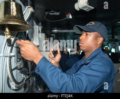 Boatswain's Mate 3rd Class Anthony Walker läutet eine Glocke, um die Stunde auf der Brücke der USS Harry S. Truman (CVN 75) während ihres Einsatzes im Mittelmeer zu markieren, um maritime Sicherheitsoperationen und die Zusammenarbeit im Bereich der Theatersicherheit im Gebiet der 6. US-Flotte zu unterstützen. Stockfoto