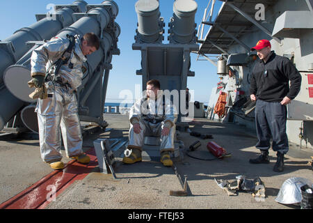 Das Bild zeigt das Personal der US Navy an Bord der USS Ross (DDG 71), einem Raketenzerstörer der Arleigh-Burke-Klasse, der sich auf einen Absturz und eine Bergungsbohrung vorbereitet. Die Übung war Teil von Marineoperationen im Gebiet der 6. US-Flotte, um die nationalen Sicherheitsinteressen der USA in Europa zu unterstützen. Stockfoto