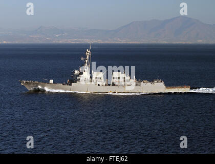 Straße von Gibraltar (Nov. 6, 2014) Die geführte Anti-raketen-Zerstörer USS Truxtun (DDG103) Die durchfuhr die Meeresenge von Gibraltar. Truxtun homeported in Norfolk, Virginia, ist als Teil der George H.W. bereitgestellt Bush Carrier Strike Group Durchführung naval Operations in den USA 6 Flotte Bereich der Maßnahmen zur Unterstützung der US-amerikanischen nationalen Sicherheitsinteressen in Europa. Stockfoto