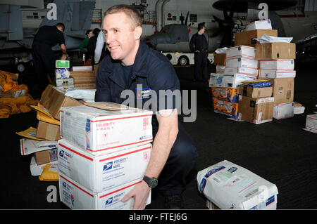 Atlantik (7. November 2014) Logistik Spezialist Seemann John Ratliff aus Sacramento, Kalifornien, organisiert Post nach einem Nachschub auf hoher See an Bord des Flugzeugträgers USS George H.W. Bush (CVN-77). George H.W. Bush, in Norfolk, Virginia, Gridley führt Marinebetriebe in den USA 6. Flotte Bereich der Maßnahmen zur Erhöhung der Sicherheit der Vereinigten Staaten in Europa interessiert. Stockfoto