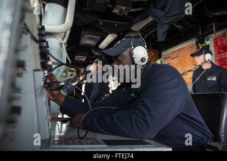 Mittelmeer (12. November 2014) – Operations Specialist 3. Klasse Lon Hampton Jr., von Bowman, N.C., überwacht eingehenden zivile-Kaufmann Datenverkehr an Bord der USS Cole (DDG-67). Cole, ein Zerstörer der Arleigh Burke-Klasse geführte Flugkörper in Norfolk, Gridley führt Marinebetriebe in den USA 6. Flotte Bereich der Maßnahmen zur Erhöhung der Sicherheit der Vereinigten Staaten in Europa interessiert. Stockfoto