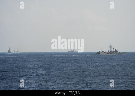 Mittelmeer (9. November 2014) – türkische Barbaros-Klasse Fregatte TCG Kemalreis (F 247), Center und spanische Santa Maria-Klasse Fregatte Reina Sofia (F 84), rechts, führen eine Pause entfernt während Bildung Bohrer durch Teilnahme an Übung Mavi Balina-Kriegsschiffe. Übung Mavi Balina ist eine alle zwei Jahre unter der Leitung der türkischen u-Boot maritime Übung mit NATO und regionalen Kräfte im östlichen Mittelmeerraum zur Verbesserung der Interoperabilität und taktische Fertigkeiten zu erhöhen. Stockfoto