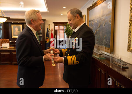 ANKARA, Türkei (12. November 2014) Secretary Of The Navy (SECNAV) Ray Mabus Signatur bleibt in Honor Book am monumentalen Mausoleum Anitkabir. Mabus unterzeichnet das Buch nach der Teilnahme an einer Kranzniederlegung Zeremonie am Denkmal für Respekt zu den historischen türkischen Führer Mustafa Kemal Atatürk zu liefern. Stockfoto