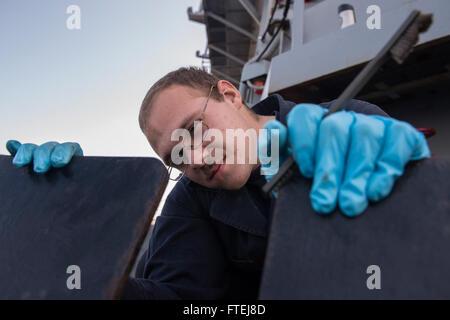 Mittelmeer (12. November 2014) – des Kanoniers Mate Seemann James Lumbley, Livingston, Texas, USA, führt regelmäßige Wartung auf einem Reittier.50 Kaliber-Maschine Gewehr an Bord der USS Cole (DDG-67). Cole, ein Zerstörer der Arleigh-Burke-Klasse-geführte Flugkörper in Norfolk, Gridley führt Marinebetriebe in den USA 6. Flotte Bereich der Maßnahmen zur Erhöhung der Sicherheit der Vereinigten Staaten in Europa interessiert. Stockfoto