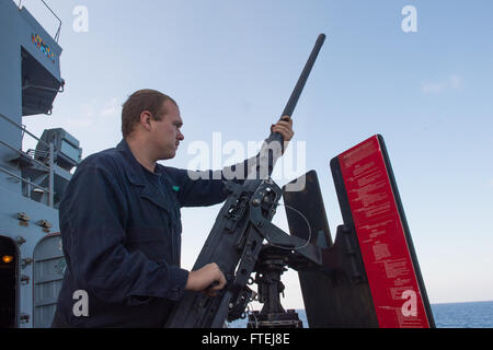 Mittelmeer (12. November 2014) – des Kanoniers Mate Seemann James Lumbley, Livingston, Texas, USA, führt regelmäßige Wartung auf eine.50 Kaliber-Maschine Gewehr an Bord der USS Cole (DDG-67). Cole, ein Zerstörer der Arleigh-Burke-Klasse-geführte Flugkörper in Norfolk, Gridley führt Marinebetriebe in den USA 6. Flotte Bereich der Maßnahmen zur Erhöhung der Sicherheit der Vereinigten Staaten in Europa interessiert. Stockfoto