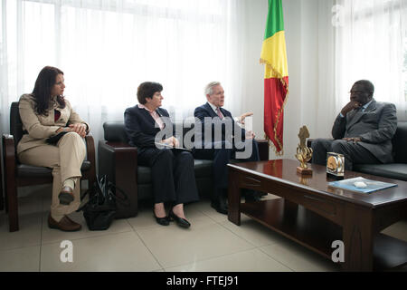 BRAZZAVILLE, Republik Kongo (14. November 2014) Secretary Of The Navy (SECNAV) Ray Mabus trifft sich mit Charles Mondjo, Verteidigungsminister der Republik Kongo, Abteilung der marinen Beziehungen zwischen den beiden Ländern zu diskutieren. Mabus ist in der Region Treffen mit Matrosen, Marines und zivile und militärische Beamte im Rahmen einer Multi-Nation Besuch der US-europäischen, afrikanischen und südamerikanischen Befehl Zuständigkeitsbereiche. Stockfoto