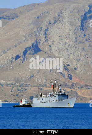 SOUDA BAY, Griechenland (19. August 2013) - kommt die geführte Raketen Fregatte USS Samuel B. Roberts (FFG-58) für einen Port-Besuch.  Roberts, Gridley in Mayport, Florida, in den USA bereitgestellt wird 6. Flotte Aufgabengebiet Unterstützung maritimer Sicherheitsoperationen und Sicherheitsbemühungen Zusammenarbeit Theater Stockfoto