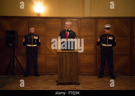 KINSHASA, demokratische Republik Kongo (16. November 2014) Secretary Of The Navy (SECNAV) Ray Mabus liefert Hinweise auf dem 2014 Marine Corps Geburtstag Ball in Kinshasa. Mabus ist in der Region Treffen mit Matrosen, Marines und zivile und militärische Beamte im Rahmen einer Multi-Nation Besuch der US-europäischen, Süd-afrikanischen und südamerikanischen Befehl Zuständigkeitsbereiche. Stockfoto