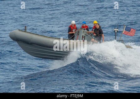 Mittelmeer (16. November 2014) – der Bootsmann Mate 2. Klasse Alan Farthing, von Grove City, Ohio, Manöver eine geriffelte Rumpf Schlauchboot neben USS Cole (DDG-67) während ein PKW-Transfer. Cole, ein Zerstörer der Arleigh Burke-Klasse geführte Flugkörper in Norfolk, Gridley führt Marinebetriebe in den USA 6. Flotte Bereich der Maßnahmen zur Erhöhung der Sicherheit der Vereinigten Staaten in Europa interessiert. Stockfoto