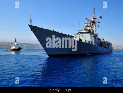 SOUDA BAY, Griechenland (19. August 2013) - kommt die geführte Raketen Fregatte USS Samuel B. Roberts (FFG-58) für einen Port-Besuch.  Roberts, Gridley in Mayport, Florida, in den USA bereitgestellt wird 6. Flotte Aufgabengebiet maritimer Sicherheitsoperationen und Theater Sicherheitsbemühungen Zusammenarbeit zu unterstützen. Stockfoto